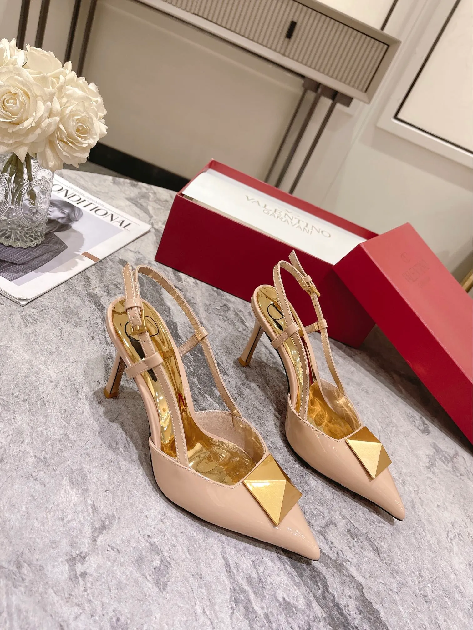 👟👟Ex-factory price 400👟👟 Genuine leather sole +40 Valentino Valentino spring and summer new rivet shoes are new☑️ —————————————— The latest golden big rivet element is full of high-end sense! Extremely fashionable Heel height: 9.5cm Upper: Matt sheepskin Lining: Sheepskin lining Outsole: Italian genuine leather outsole, rubber sole optional Color: Two styles and 8 colors available Code number: 34-41 (34 and 42 customized are not returnable)
